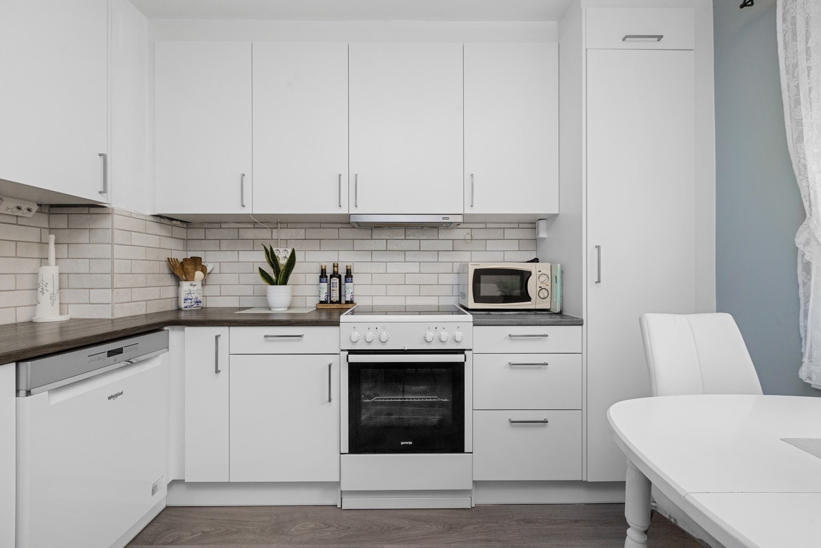 Kjøkken med god skapplass Galleribilde