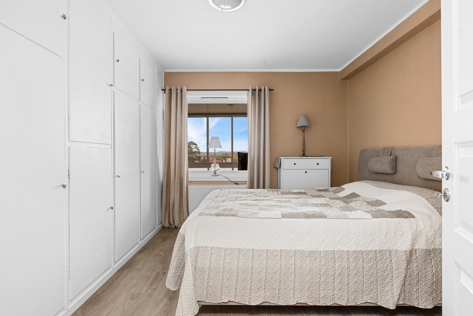 Soverom med garderobeskap Galleribilde