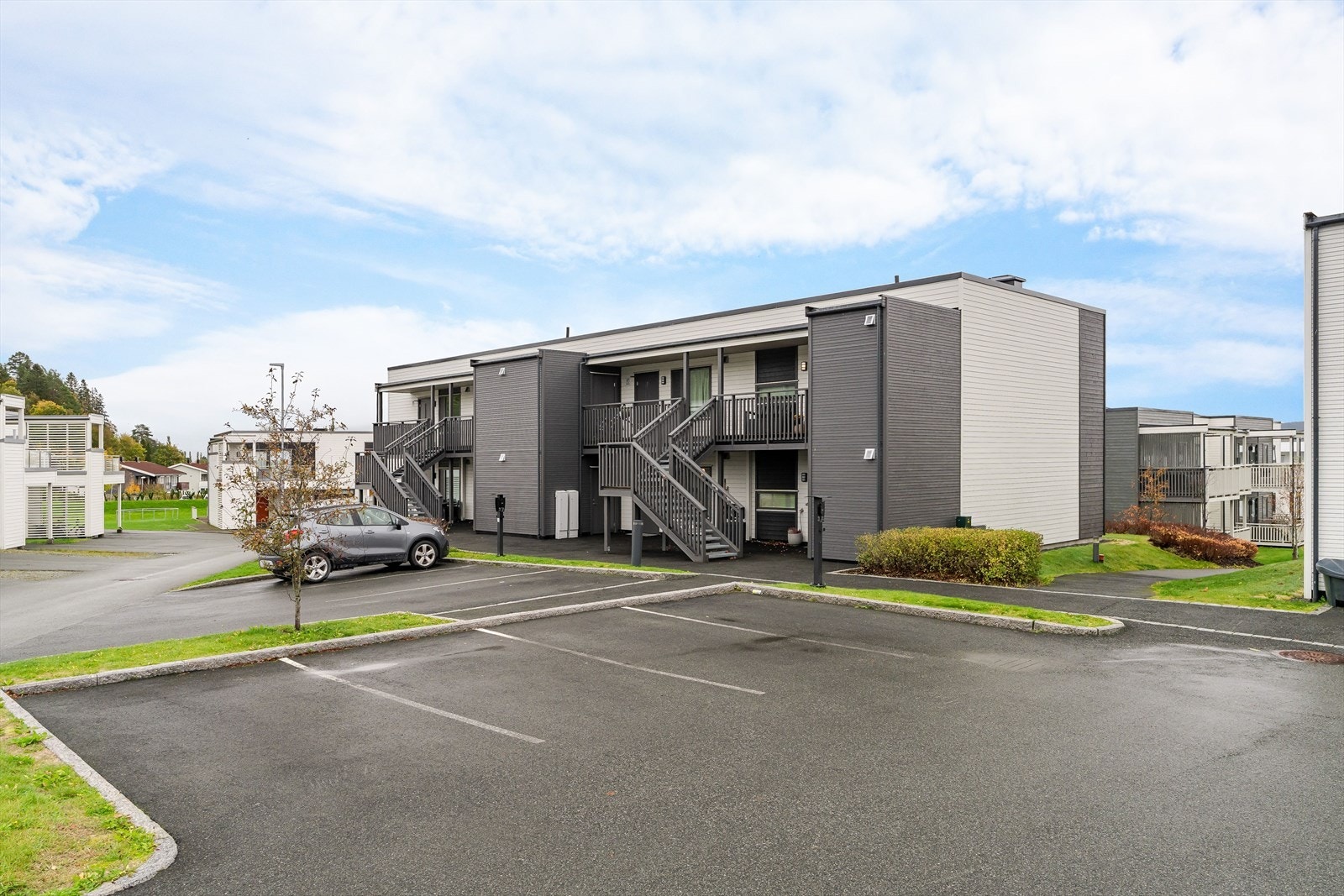 Leiligheten disponerer egen parkeringsplass med el-billader. Galleribilde