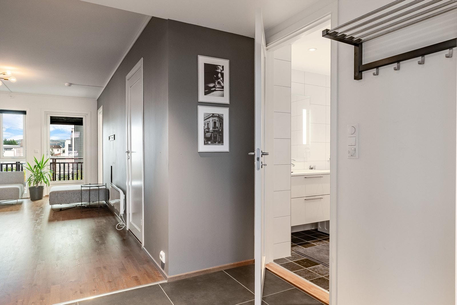 Inngang til badet fra gangen. Galleribilde