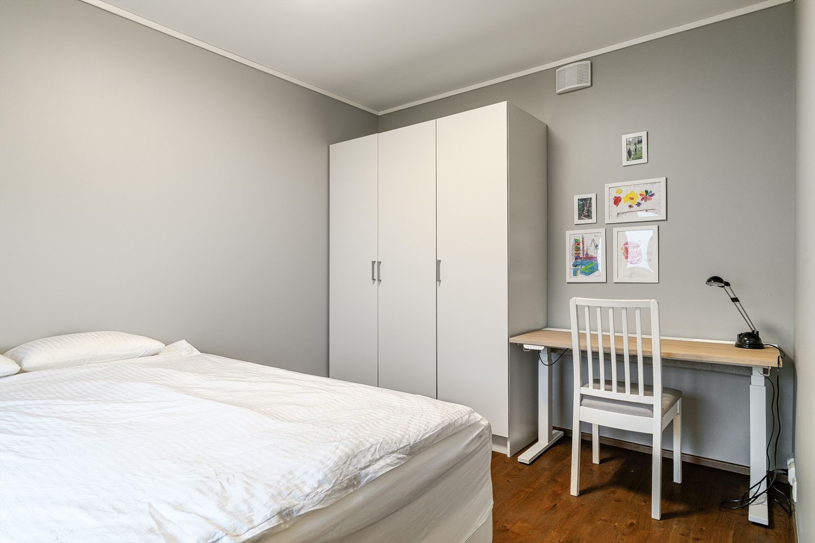 Flott soverom malt i tidsriktige farger. Galleribilde