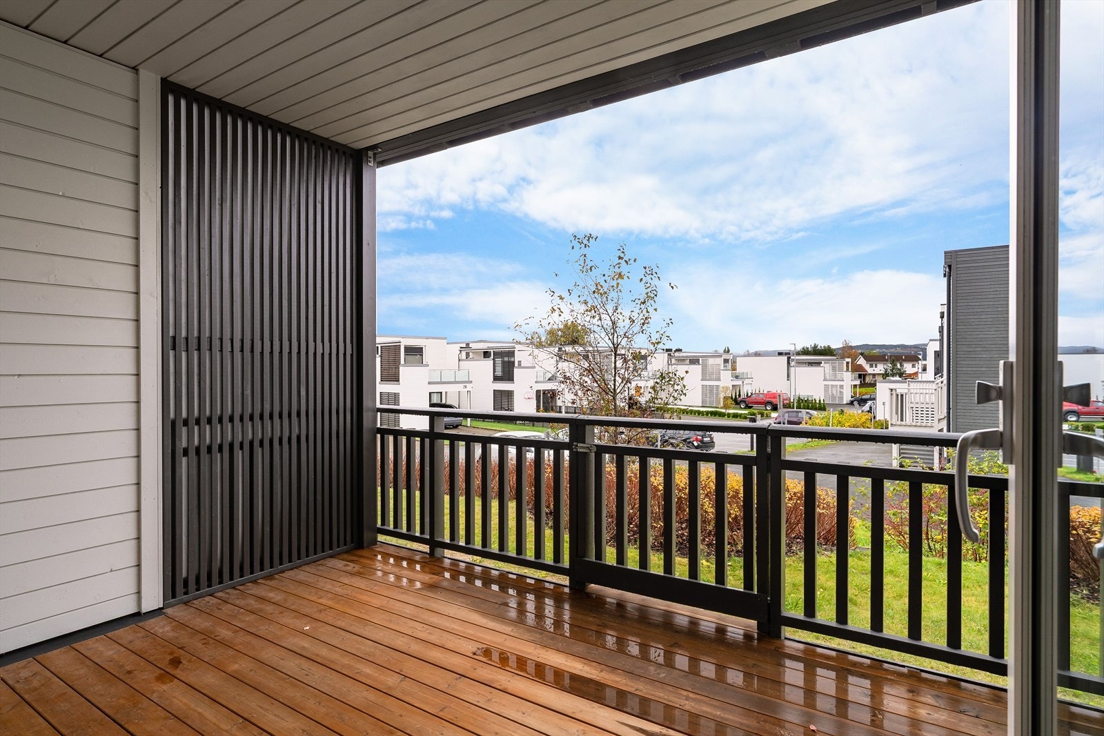 Flott terrasse med gode solforhold og utsikt mot fellesareal. Galleribilde