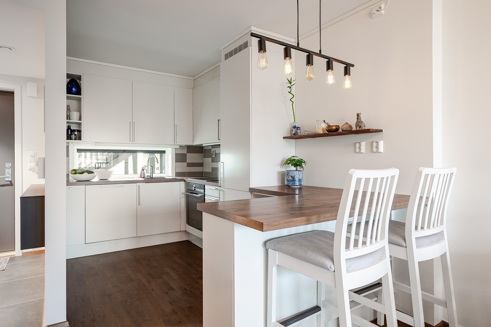 Kjøkkenet har etablert barløsning og store vinduer i front som sørger for godt med lysinnslipp. Galleribilde