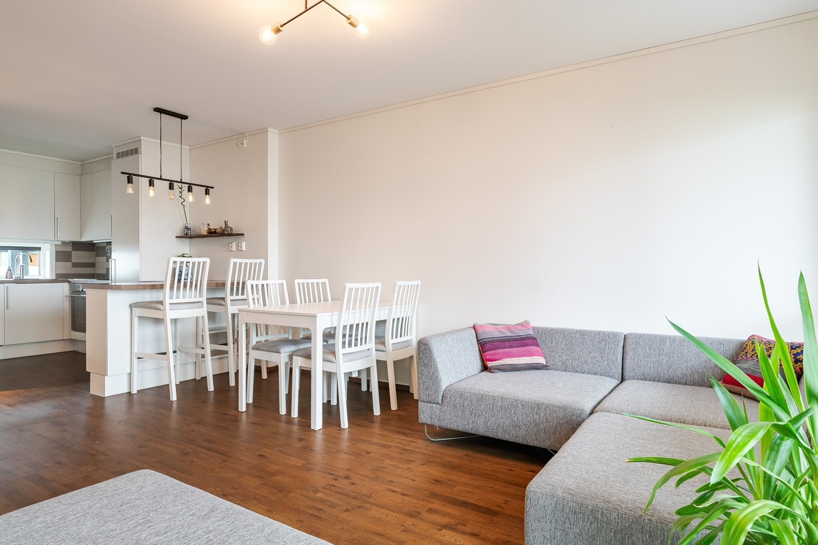 Stuen og kjøkkenet ligger i åpen løsning og er praktisk innredet i en moderne stil. Galleribilde