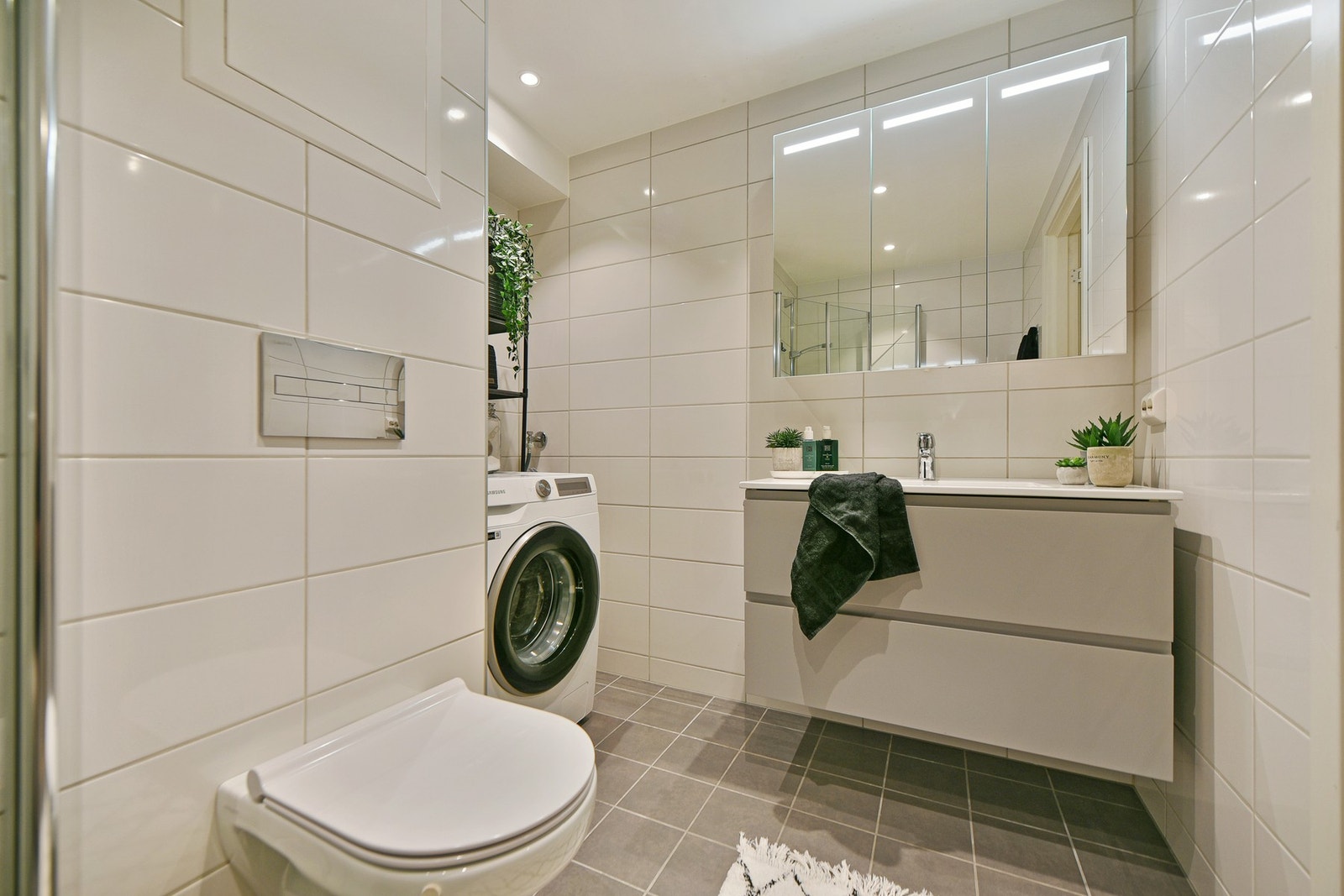 Badet har varme i gulv. God plass til vaskemaskin. Galleribilde