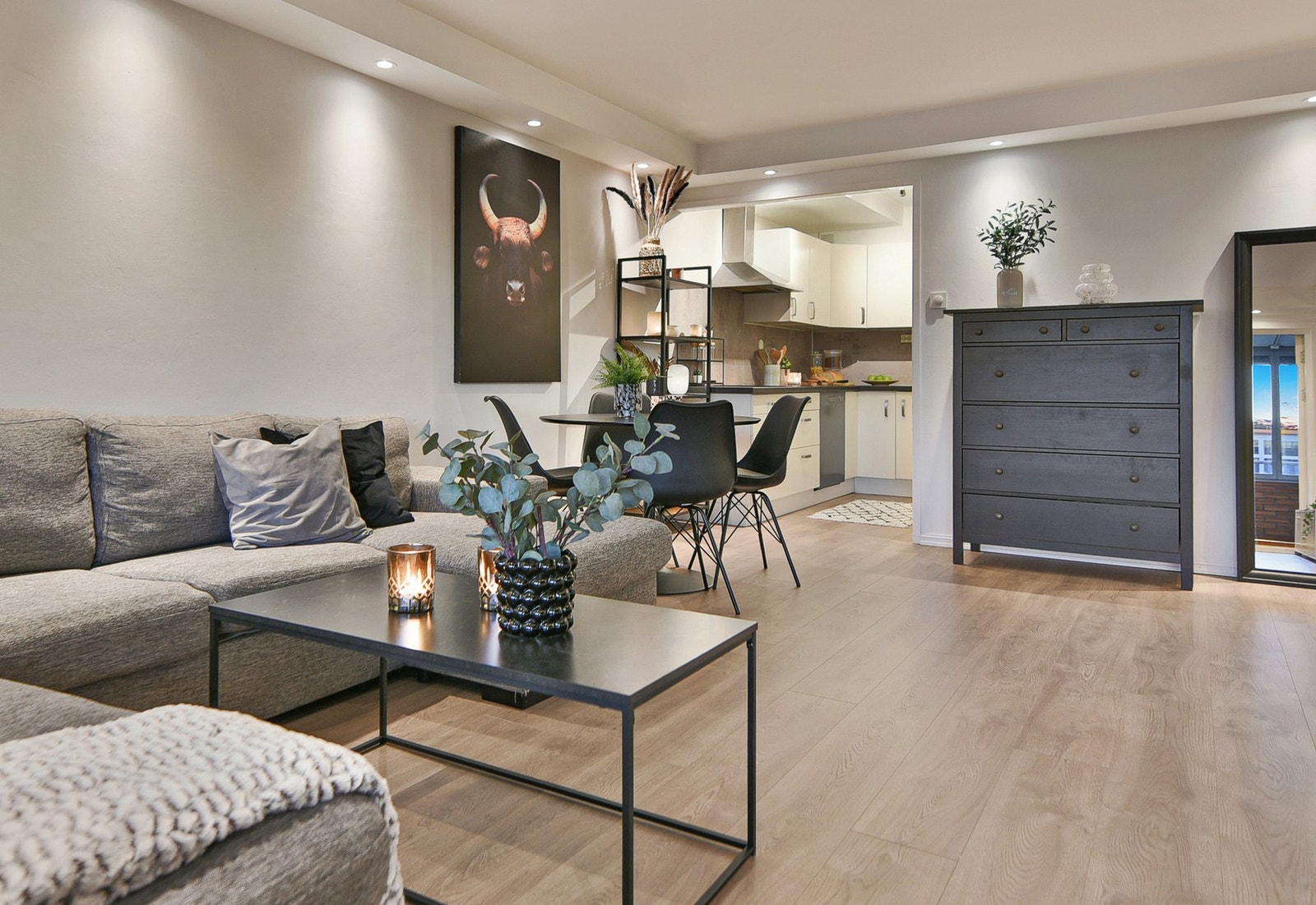 Stue og kjøkken på til sammen 27 kvadrat gir plass til både salong og spisestue. Galleribilde