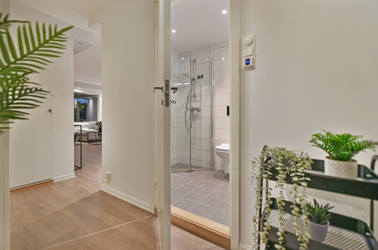 Fra gangen er det dør inn til et flott bad fra 2021. Galleribilde