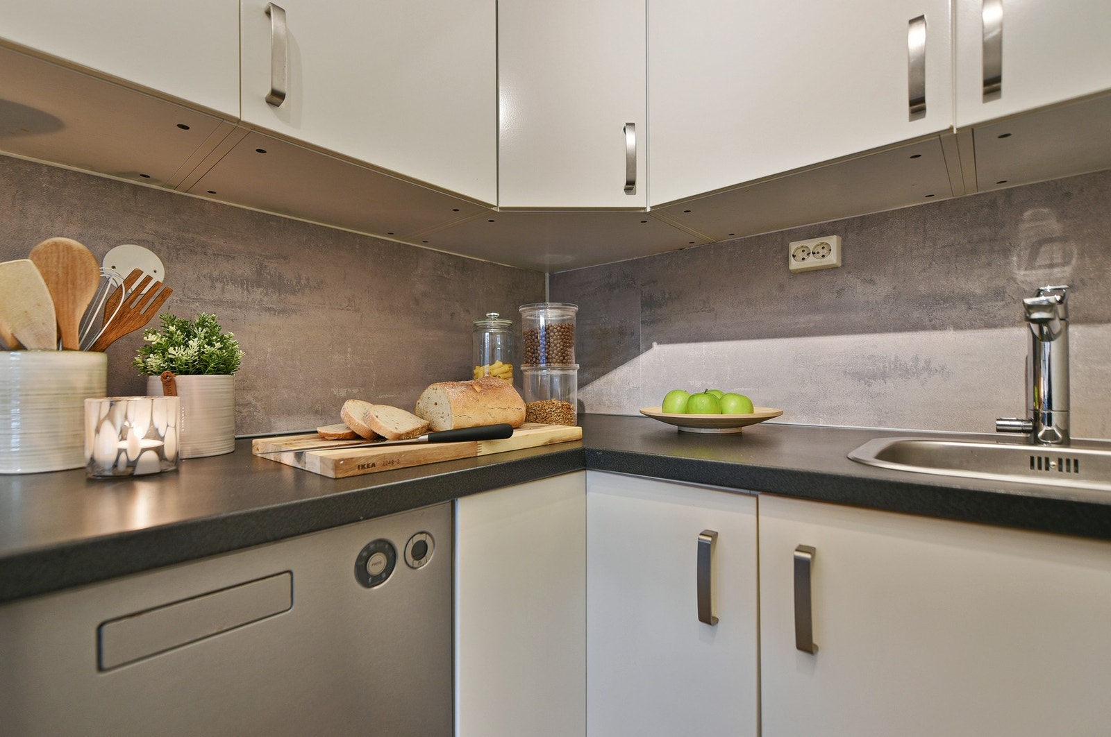 Moderne kjøkken med lyse, slette fronter. Galleribilde