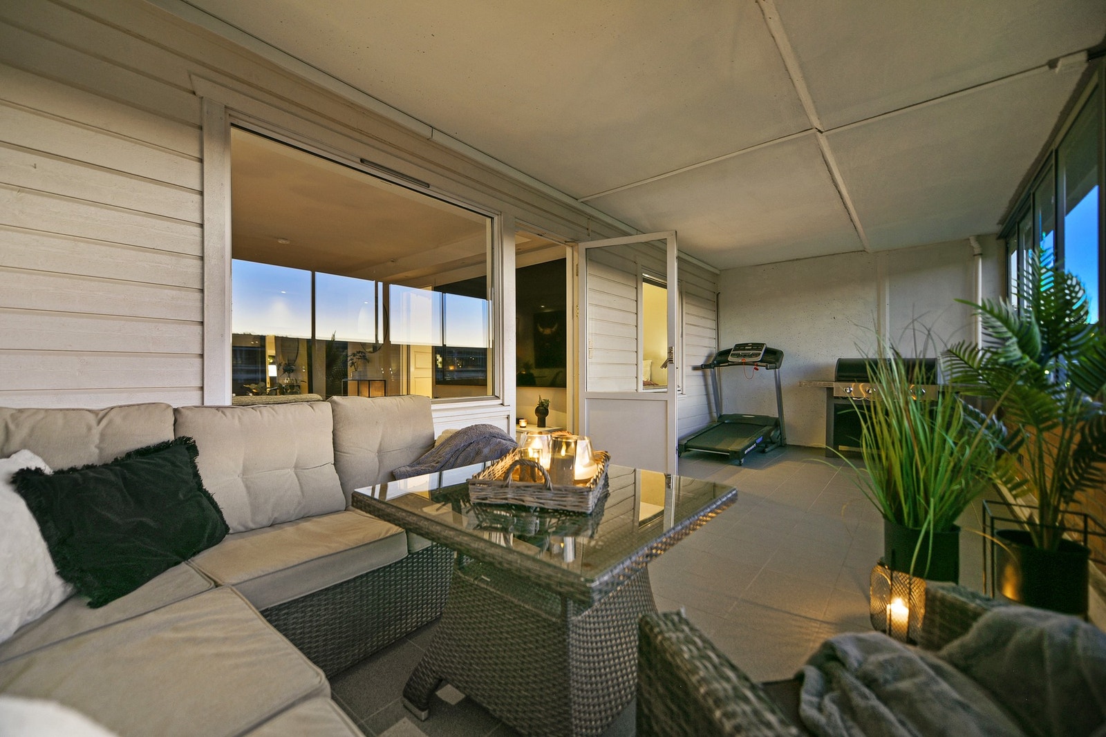 Fra stuen er det utgang til en stor, innglasset balkong på 21 kvadrat. Galleribilde