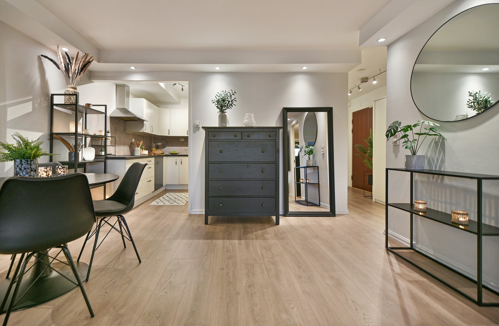 Det ble lagt nytt laminatgulv i leiligheten i 2017. Stue og kjøkken ligger i åpen løsning. Galleribilde