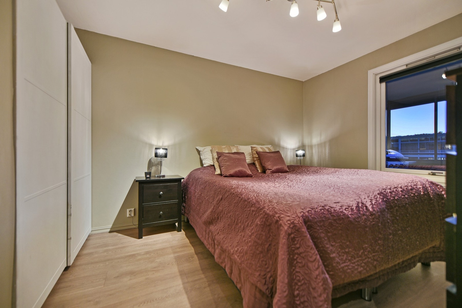 I leiligheten er det et soverom med god garderobeplass. Galleribilde