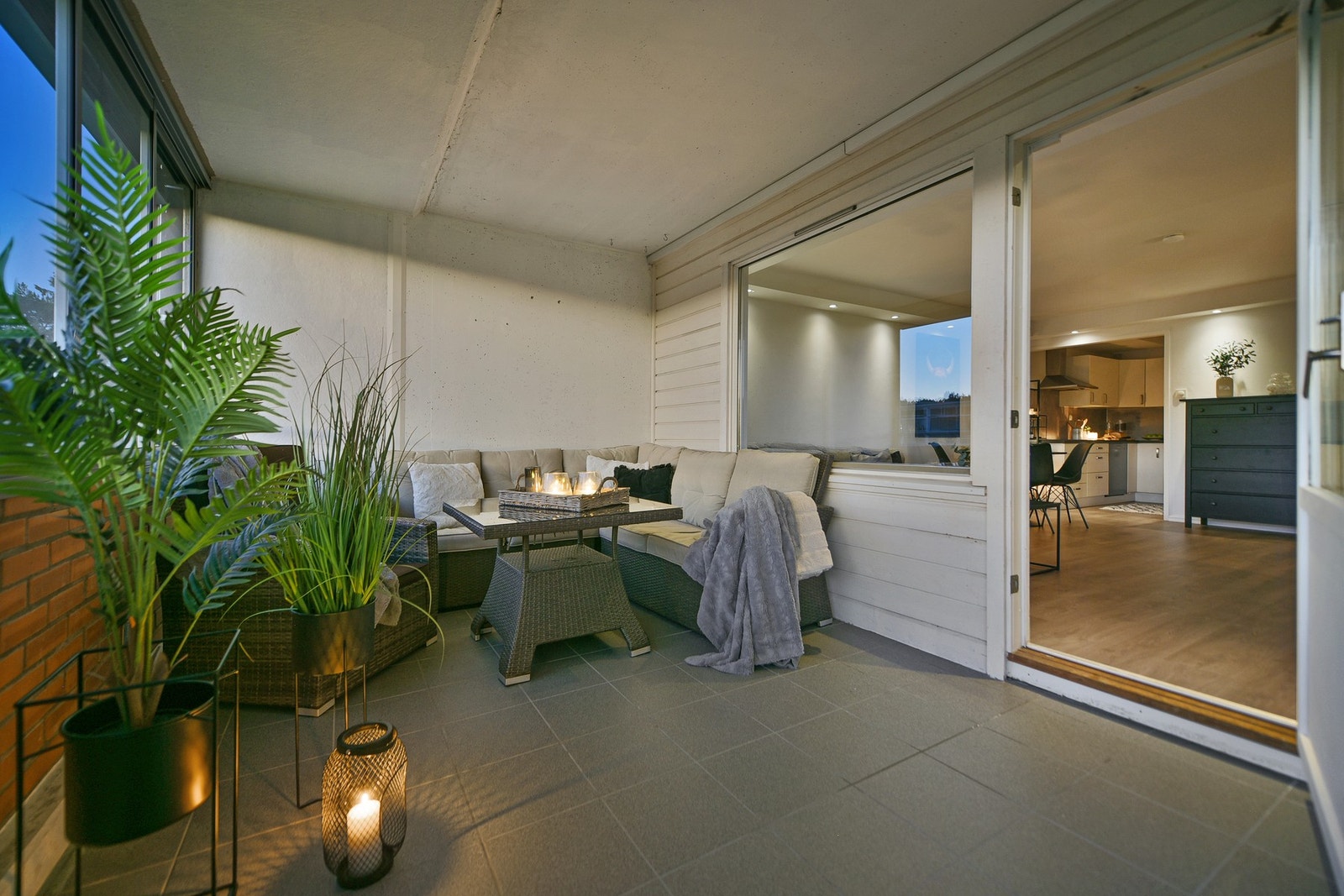 Balkongen har vinduer mot vest, med lite innsyn og gode solforhold om ettermiddagen. Galleribilde