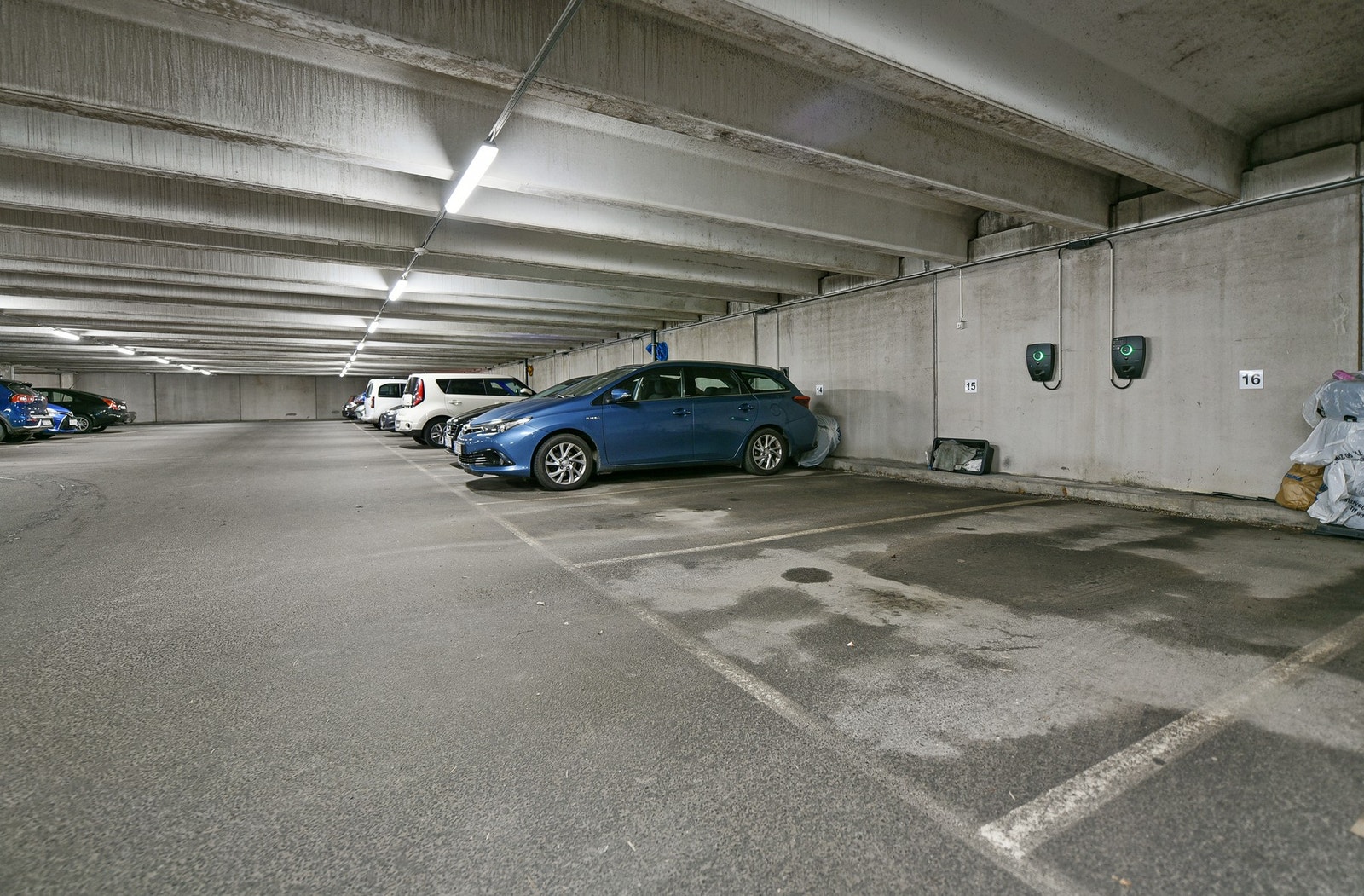 Det medfølger egen parkeringsplass i garasjeanlegg. Her er det installert lader til elbil. Galleribilde