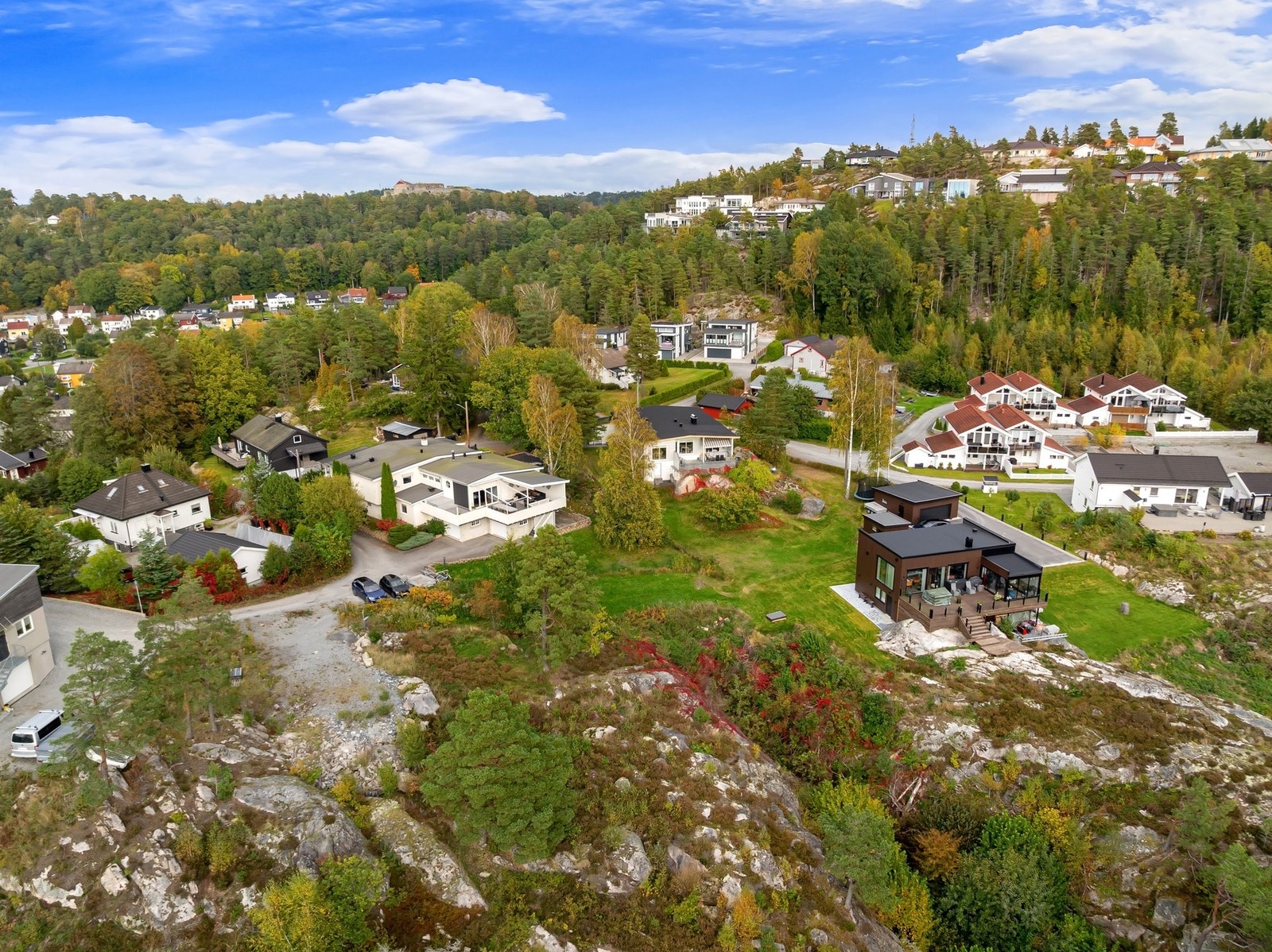 Tomten ligger innerst i blindvei i et stille og rolig boligområde kun få minutters kjøring fra sentrum. Galleribilde