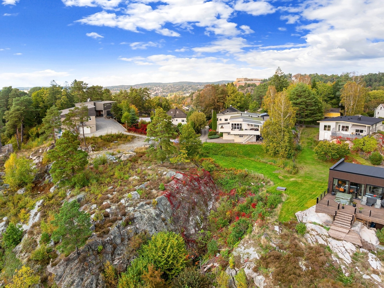 I bakgrunnen ser man hvor nært festningen og byen ligger. Galleribilde
