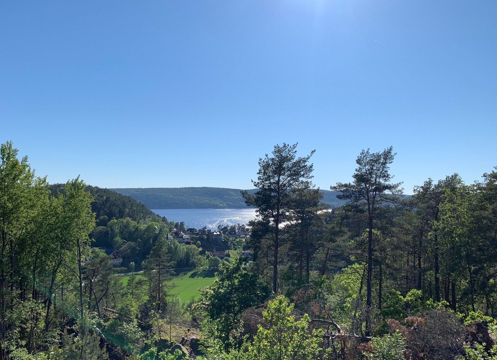 Uhindret utsikt mot sjøen og Eskeviken gjør tomten helt spesiell. Galleribilde