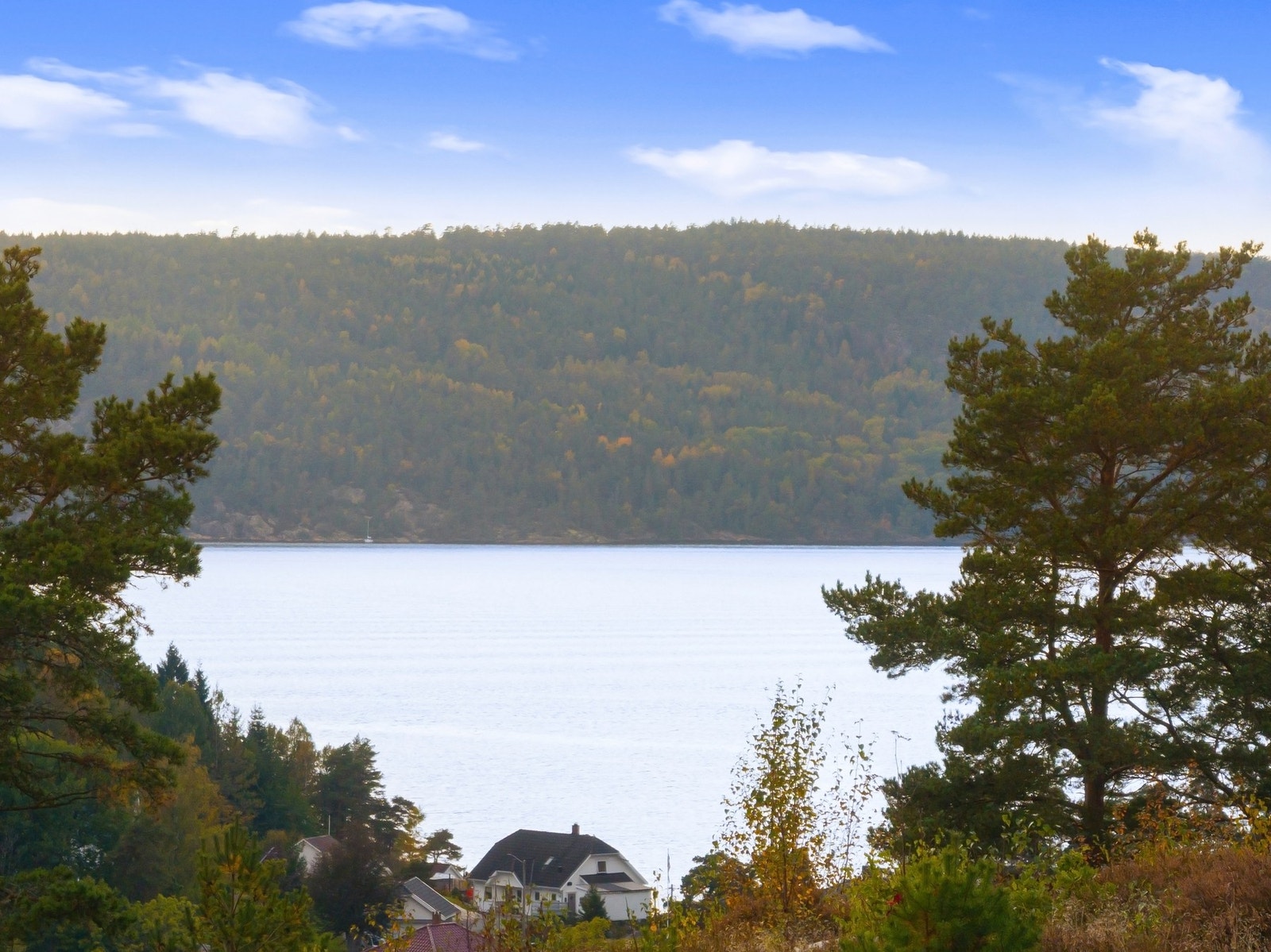 Tomten har en sjelden god beliggenhet mot sydvest og særdeles gode solforhold. Galleribilde
