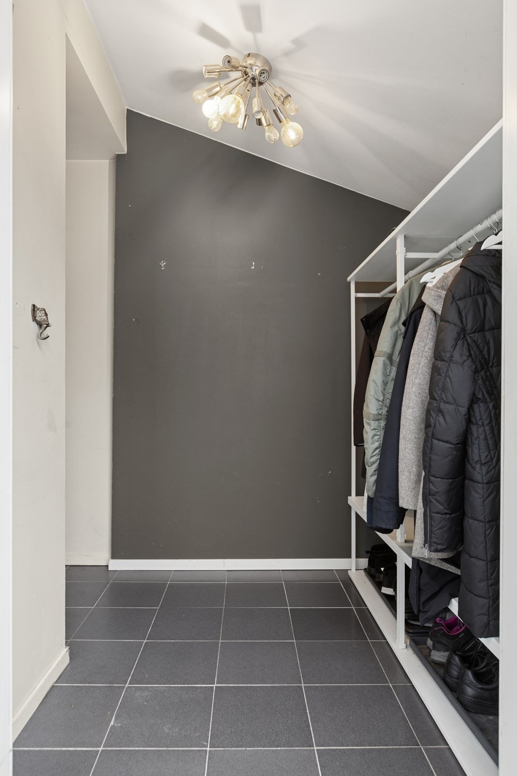 Velkommen inn! Det første som møter deg er en romslig entré med avsatt plass til garderobeløsning Galleribilde