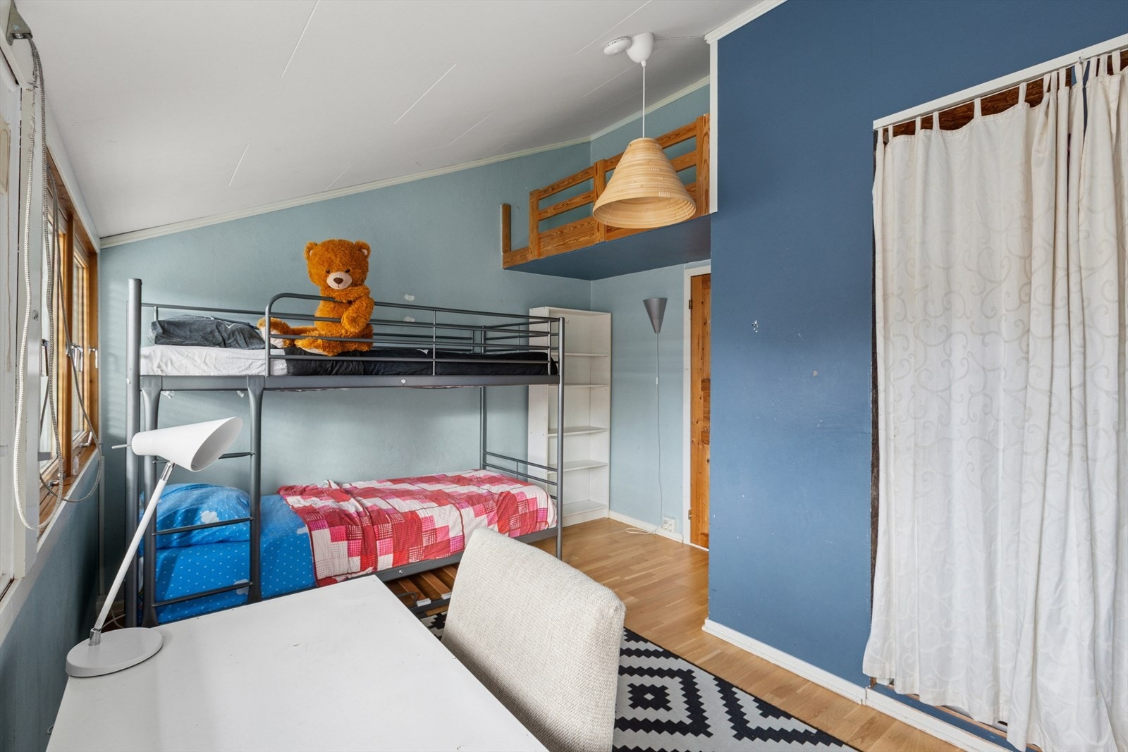 Soverommene i 2.etg er av god størrelse. Dette rommet var opprinnelig delt av til 2 soverom, og dette kan ved enkle grep tilbakeføres til original planløsning Galleribilde