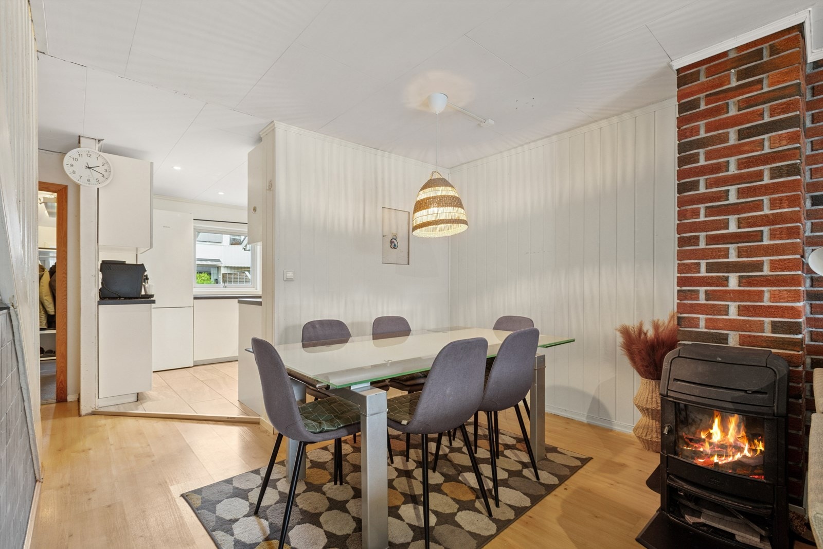 I stuen er det også vedfyringsmuligheter for den kalde årstiden Galleribilde