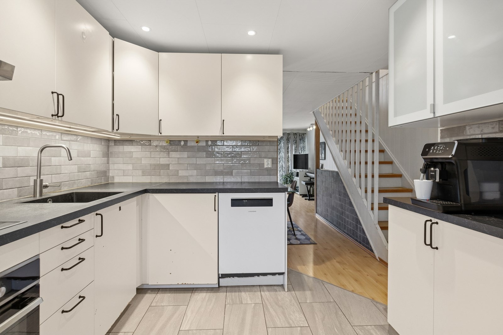 Kjøkkenet er nylig oppgradert og fremstår svært praktisk og tiltalende Galleribilde