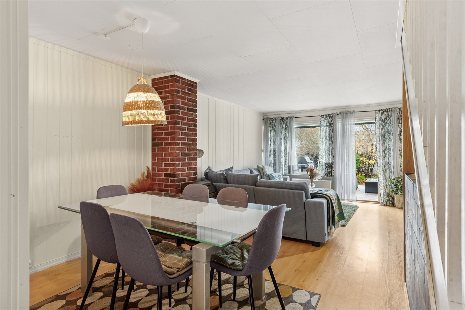 Mellom stuen og kjøkkenet er det naturlig avsatt plass for en spisestueløsning Galleribilde