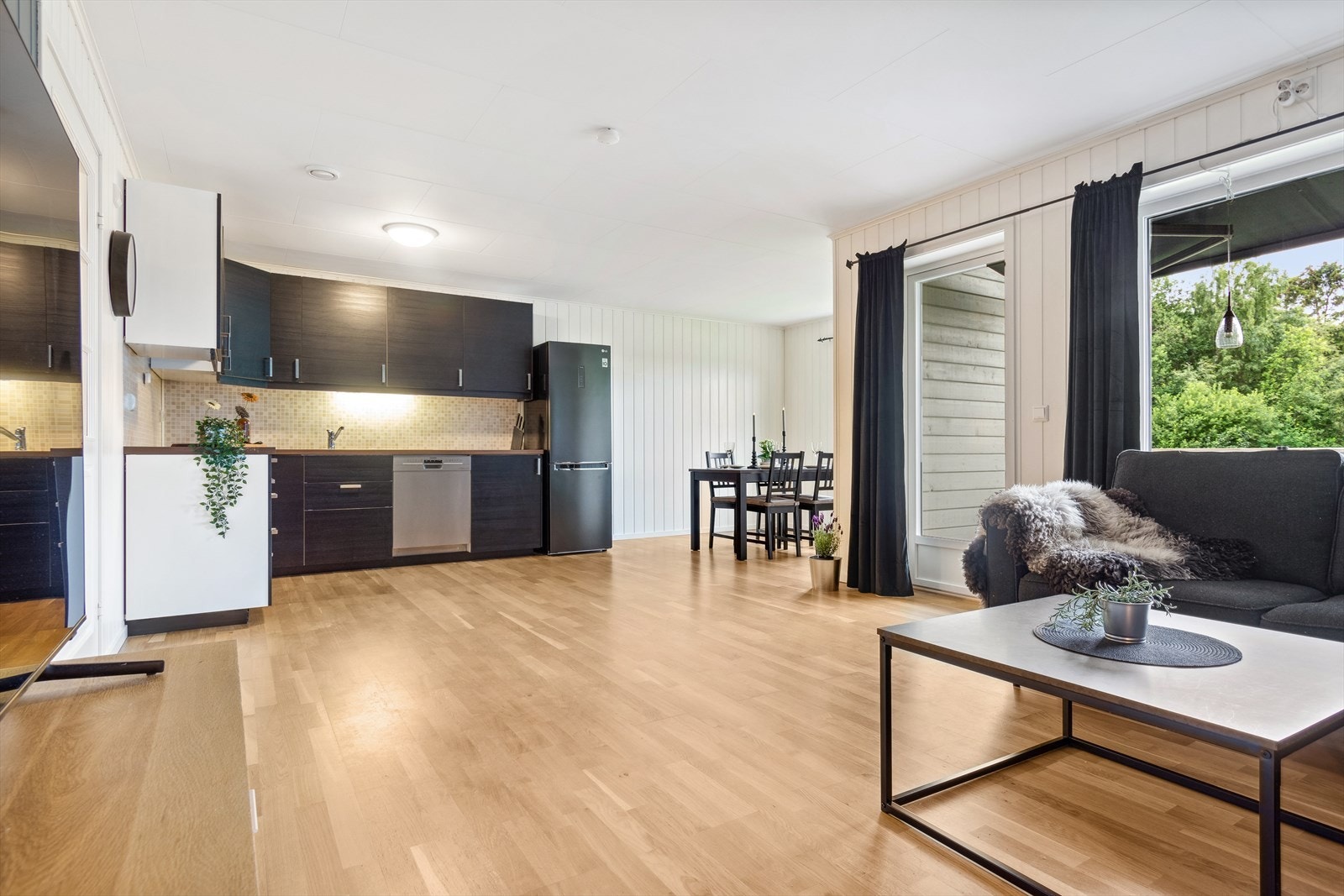 Fra stua er det utgang til delvis takoverbygd uteplass. Galleribilde