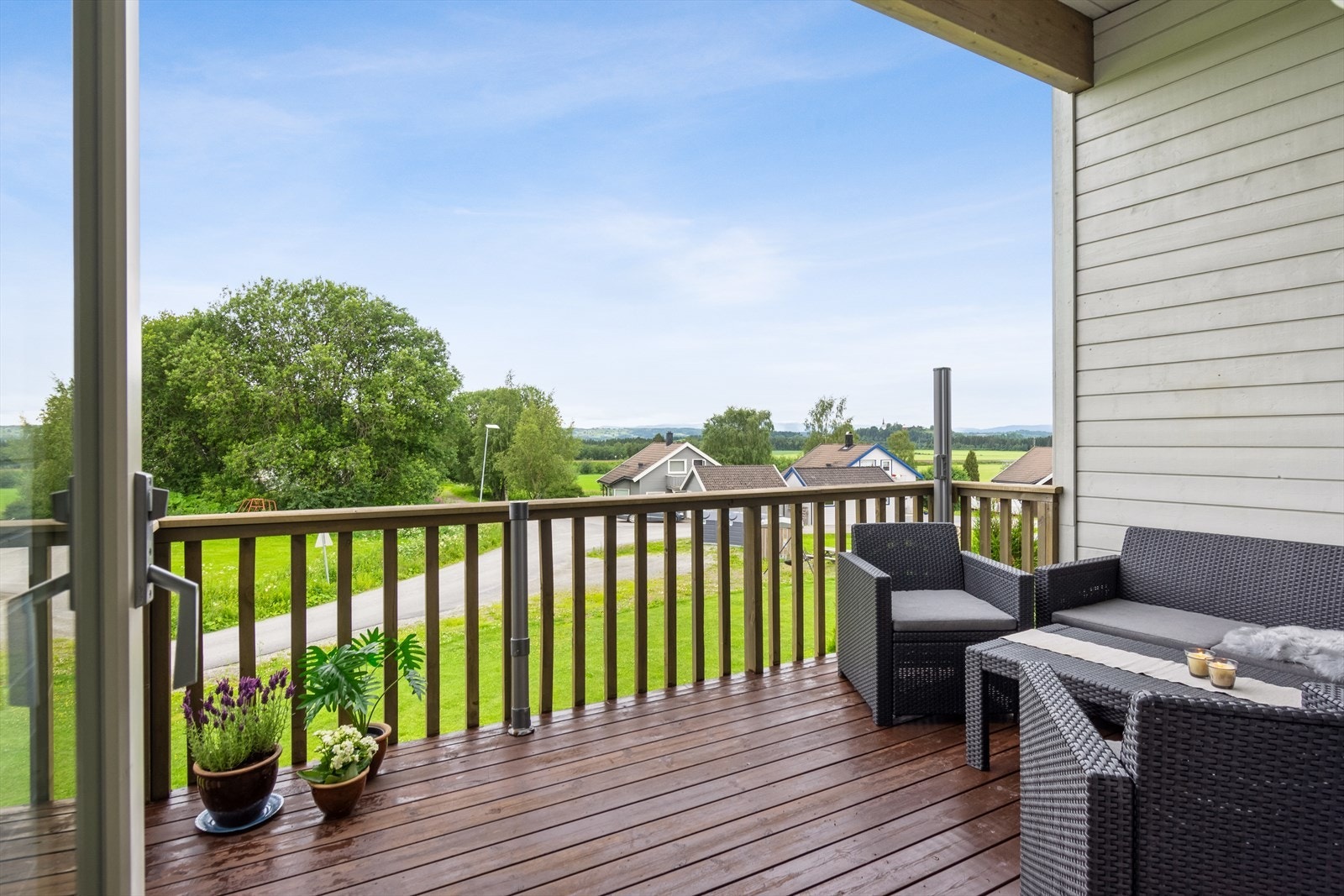 Romslig uteplass. Gode muligheter for møblering. Takoverbygg. Galleribilde