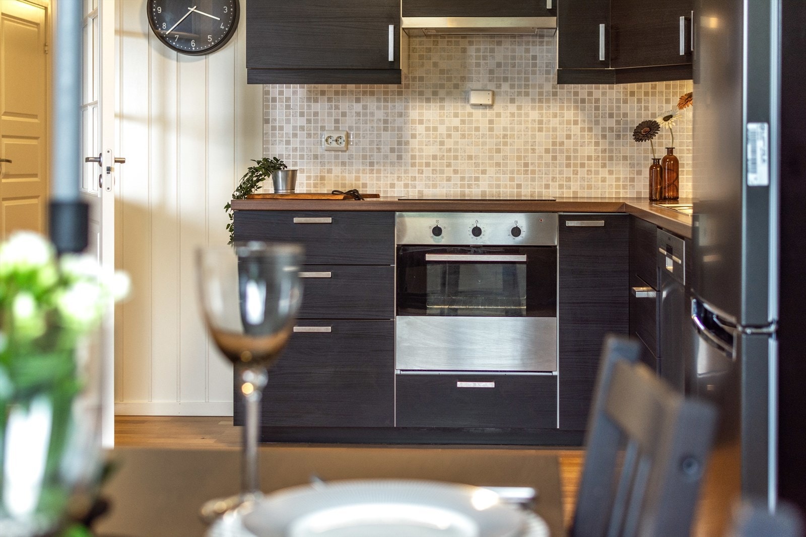 Kjøkken med integrert komfyr og platetopp. Galleribilde