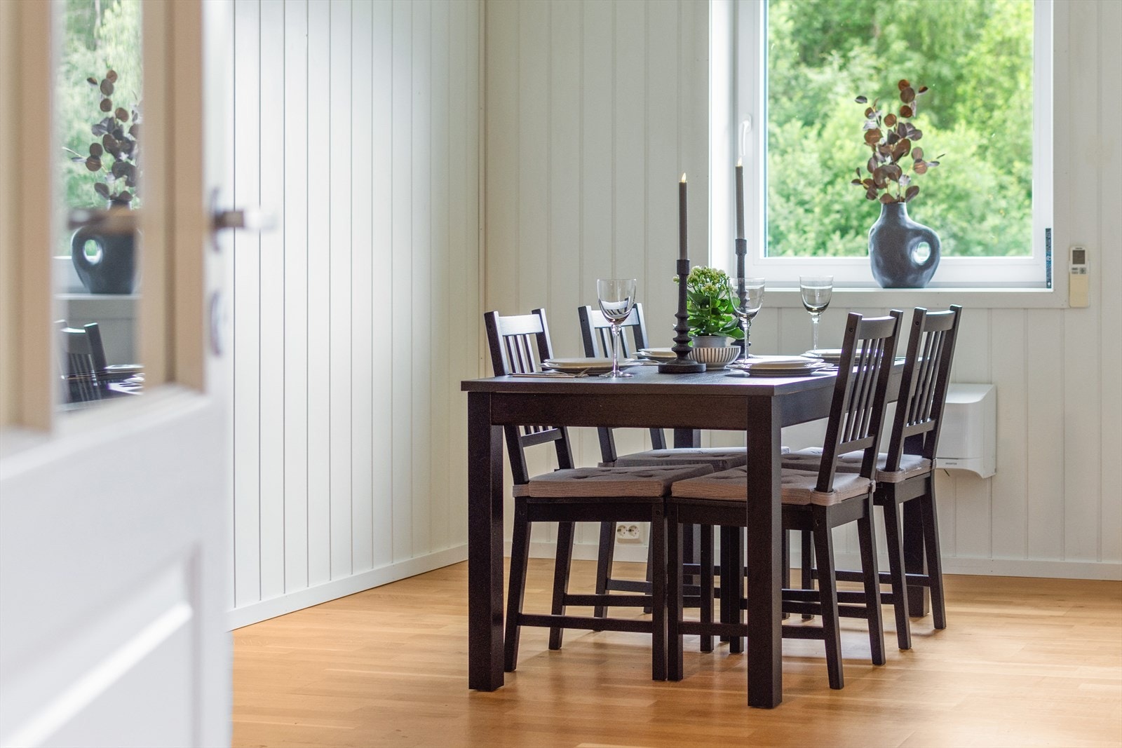 God plass til spisebord like ved kjøkkenet. Oppvarmingsmulighet med varmepumpe. Galleribilde