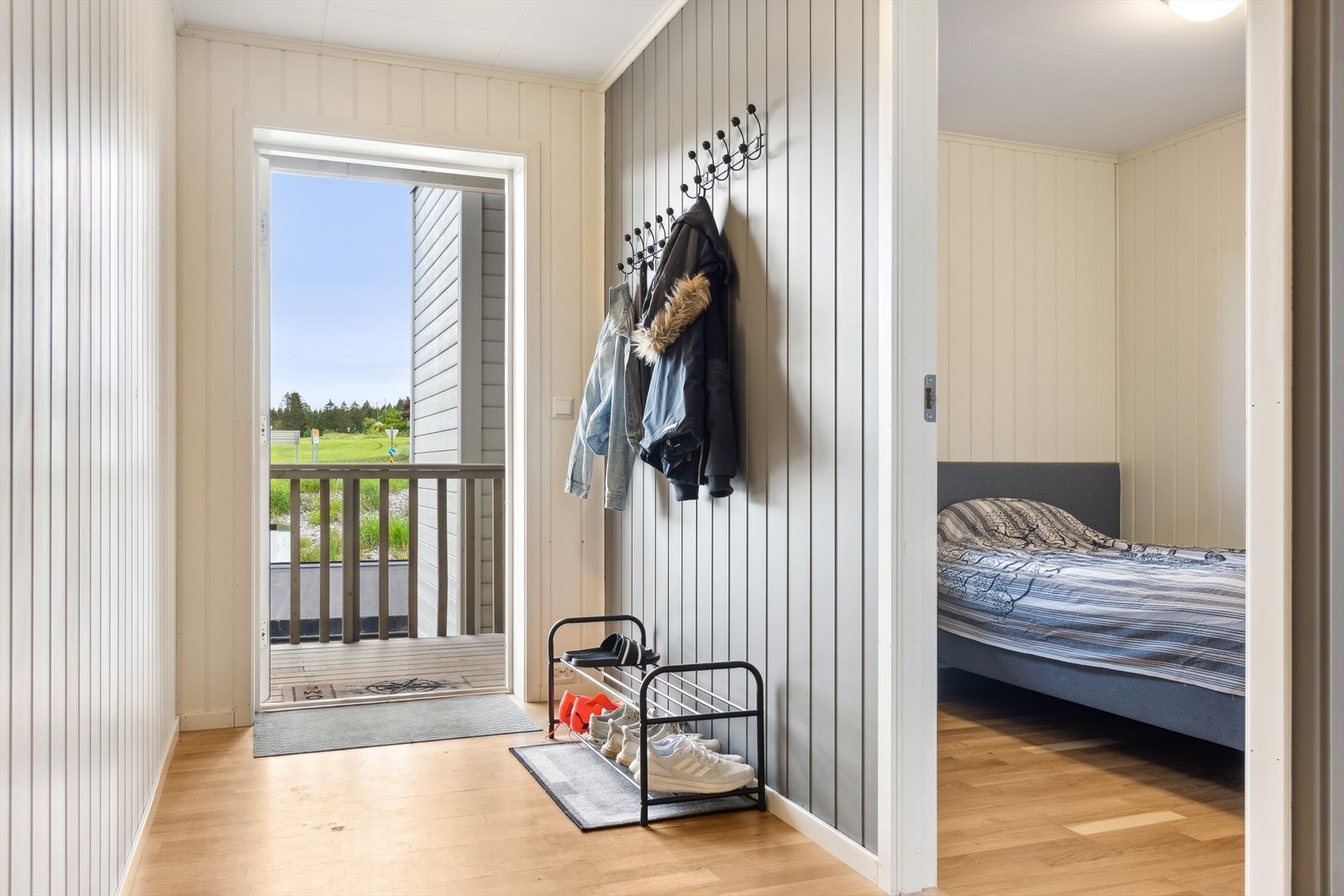 Gangen fører til 2 soverom, bad/vaskerom og frem til stua. Galleribilde