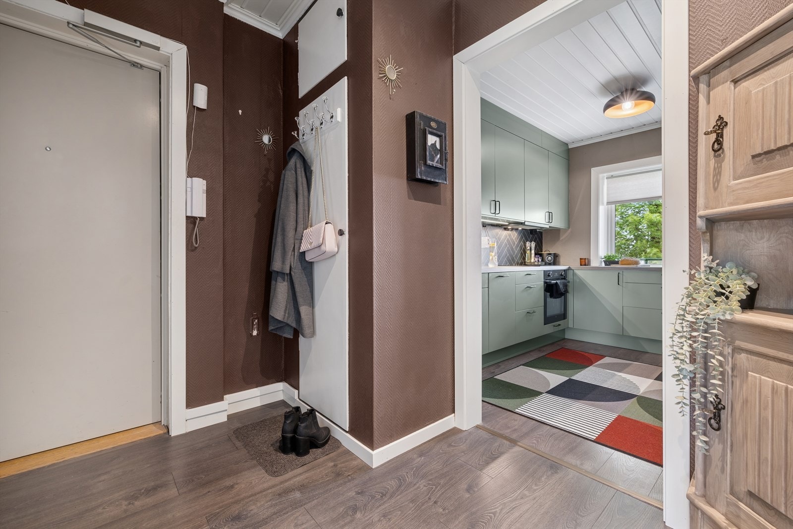 Praktisk entré med plassbygd skap og plass til yttertøy. Galleribilde