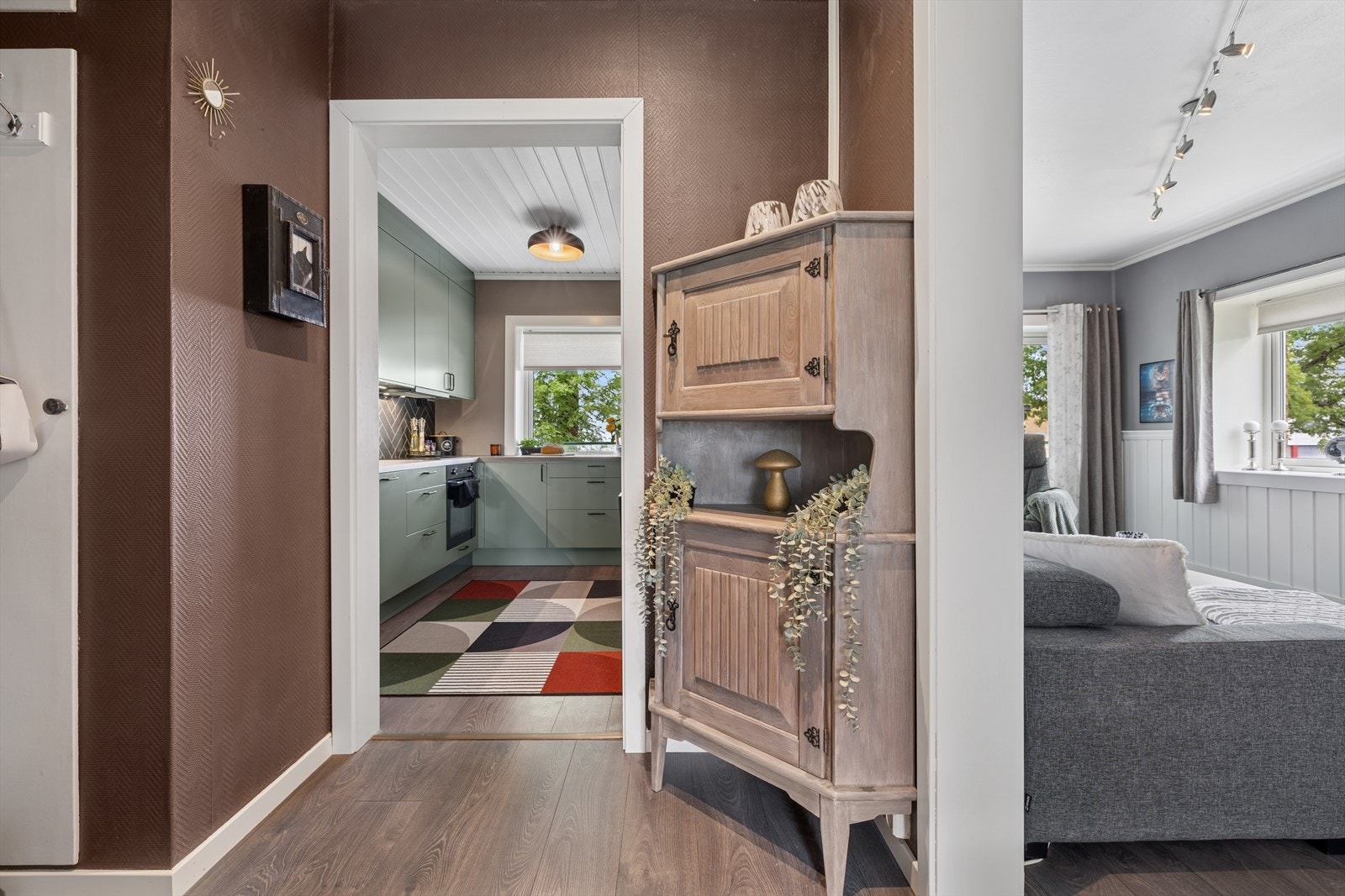 Fra entréen ledes du naturlig videre inn til boligens kjøkken. Galleribilde