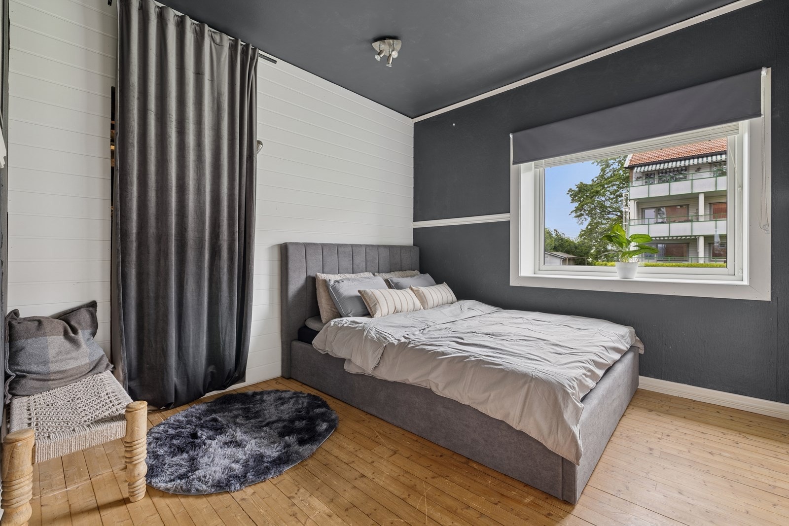 nnebygd walk-in-løsning gir godt med garderobeplass. Galleribilde