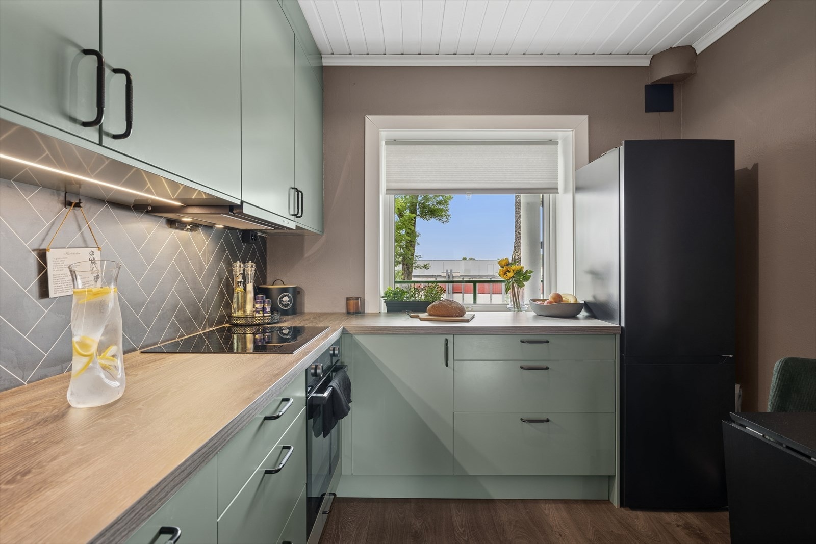 God arbeidsflate og smart oppbevaring. Galleribilde