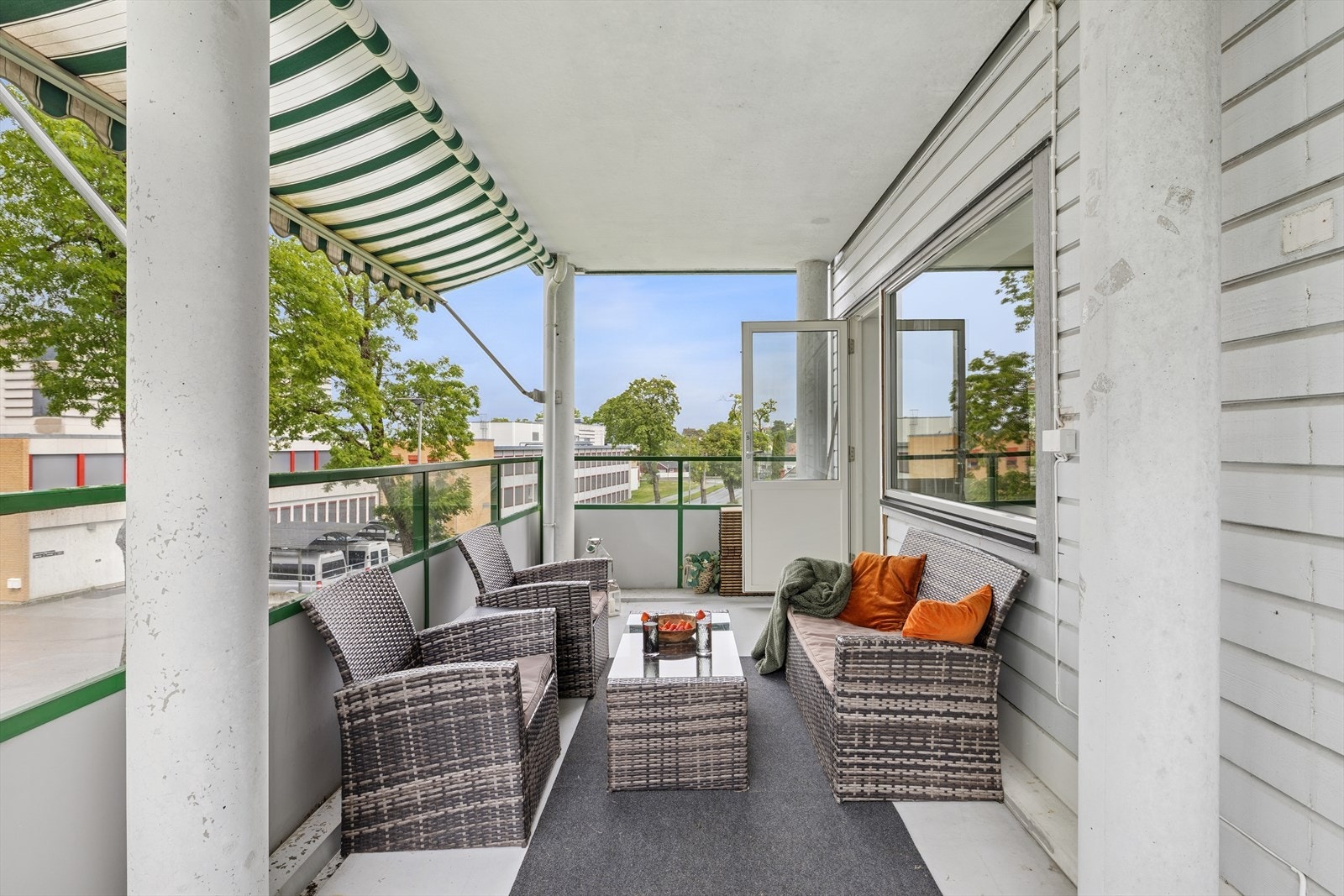 Solrik uteplass med utsyn mot nærområdet. Her kommer ettermiddagssolen. Galleribilde