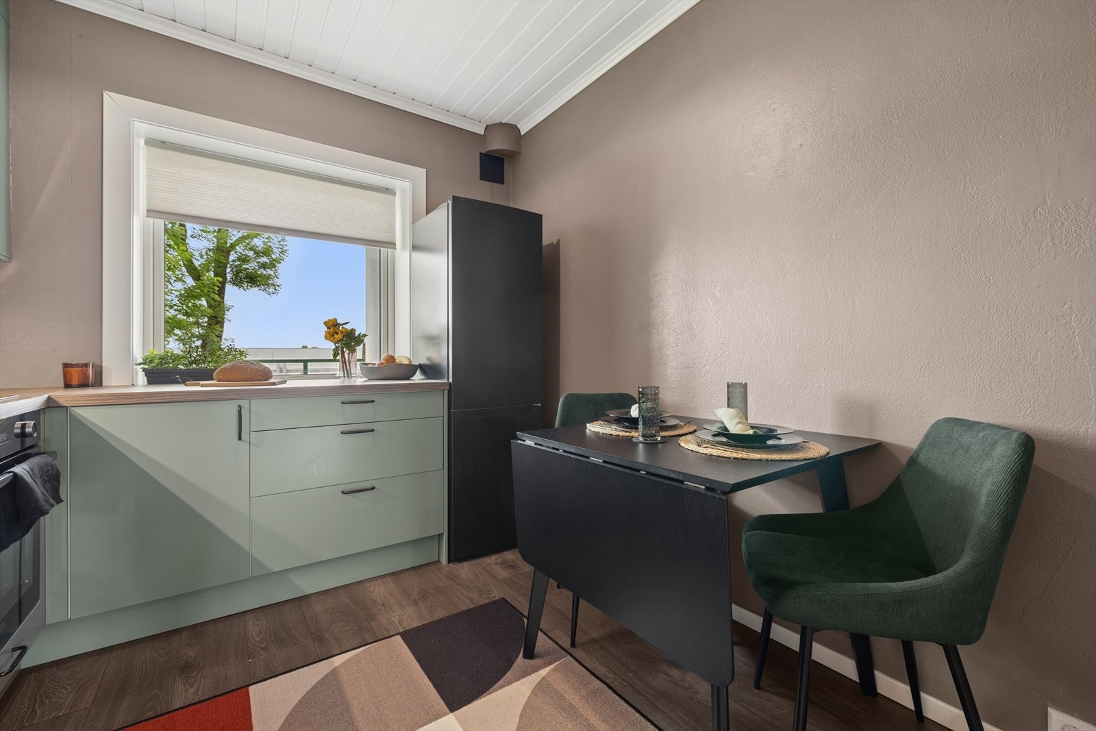 Lys og trivelig kjøkkenkrok med plass til spisebord. Galleribilde