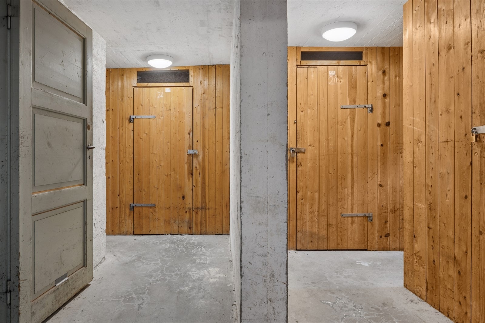 Leiligheten disponerer hele 3 boder. To i kjeller og en på loft, så her er det nok av lagringsplass! Galleribilde