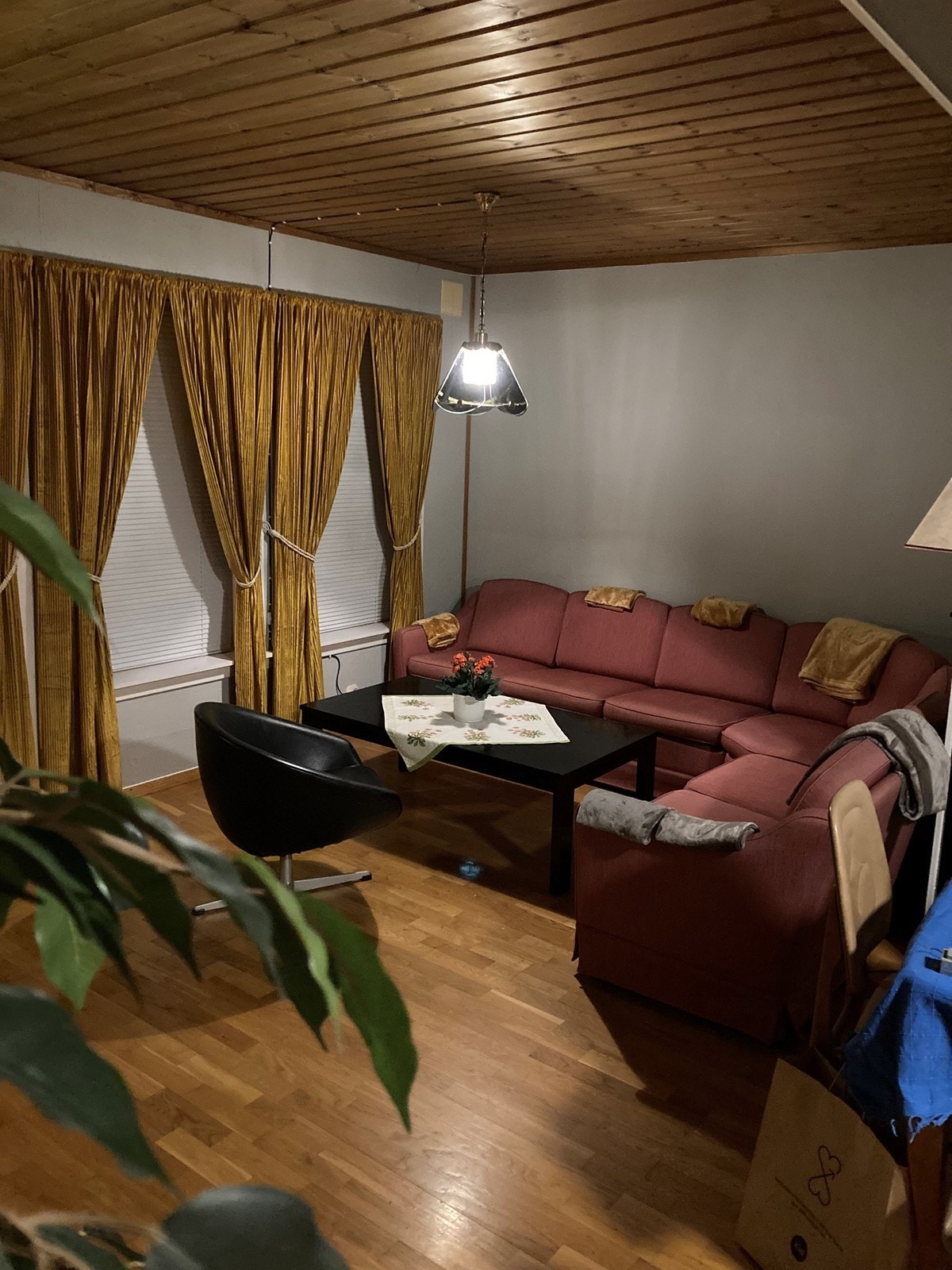 Stuen har store vinduer og utgang til terrasse. Galleribilde