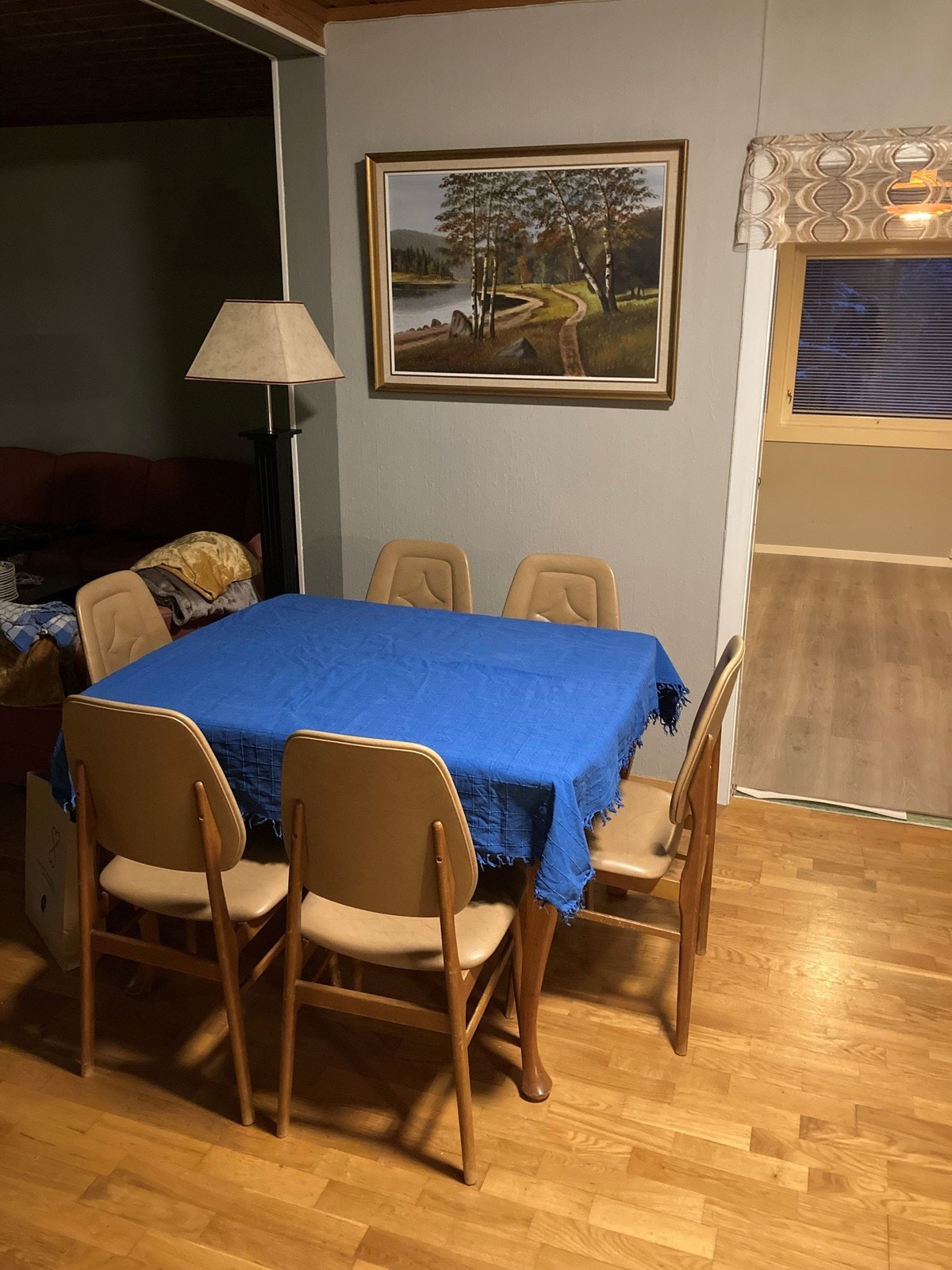 Stuen er romslig og god plass til både spisestue og sofagruppe Galleribilde