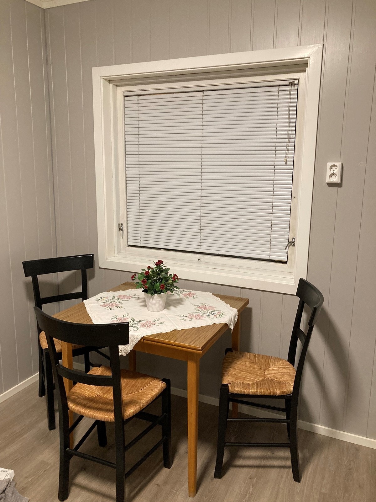 Hyggelig spiseplass på kjøkkenet. Galleribilde