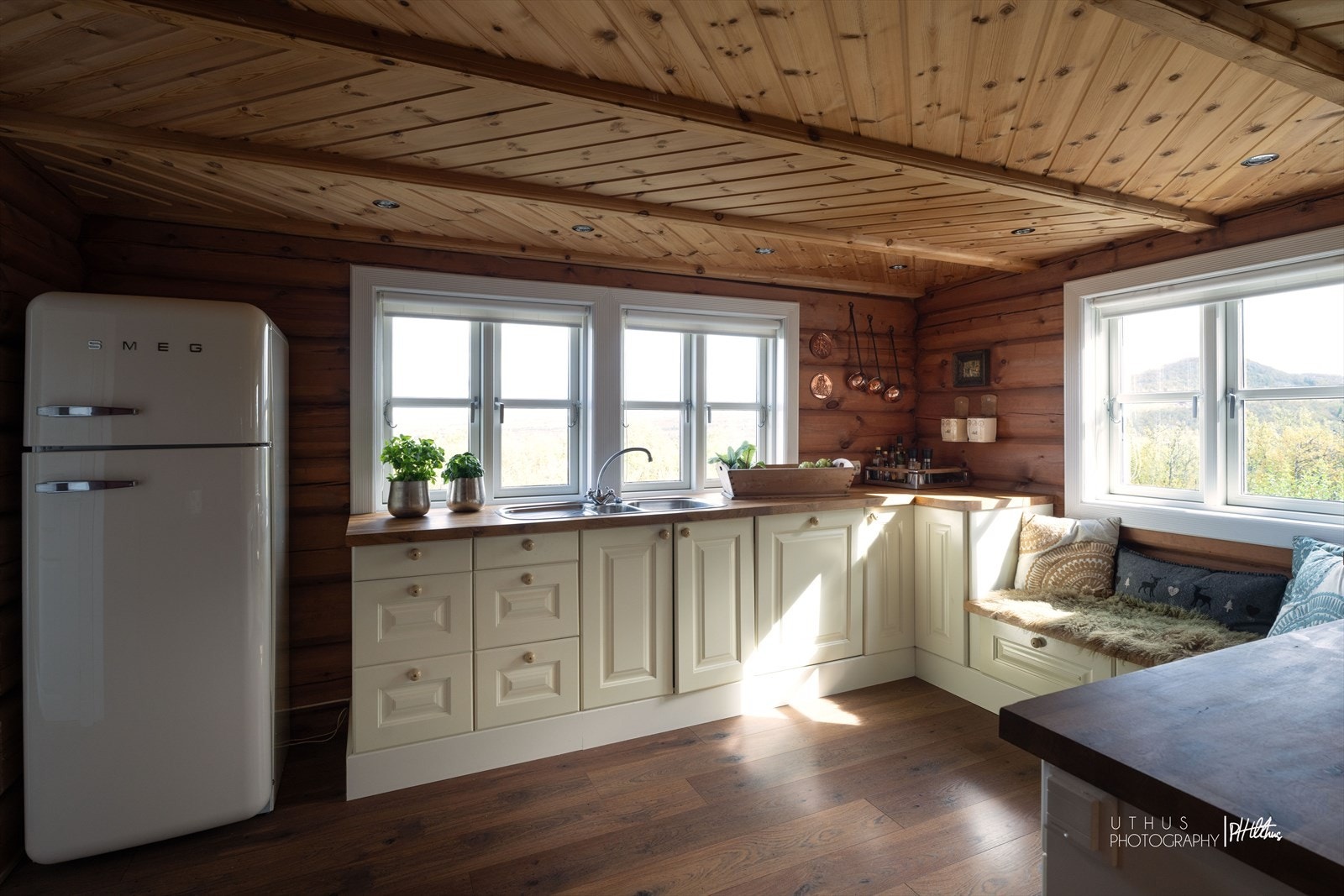 Oppvaskkum nedfelt i heltre benkeplate. Galleribilde