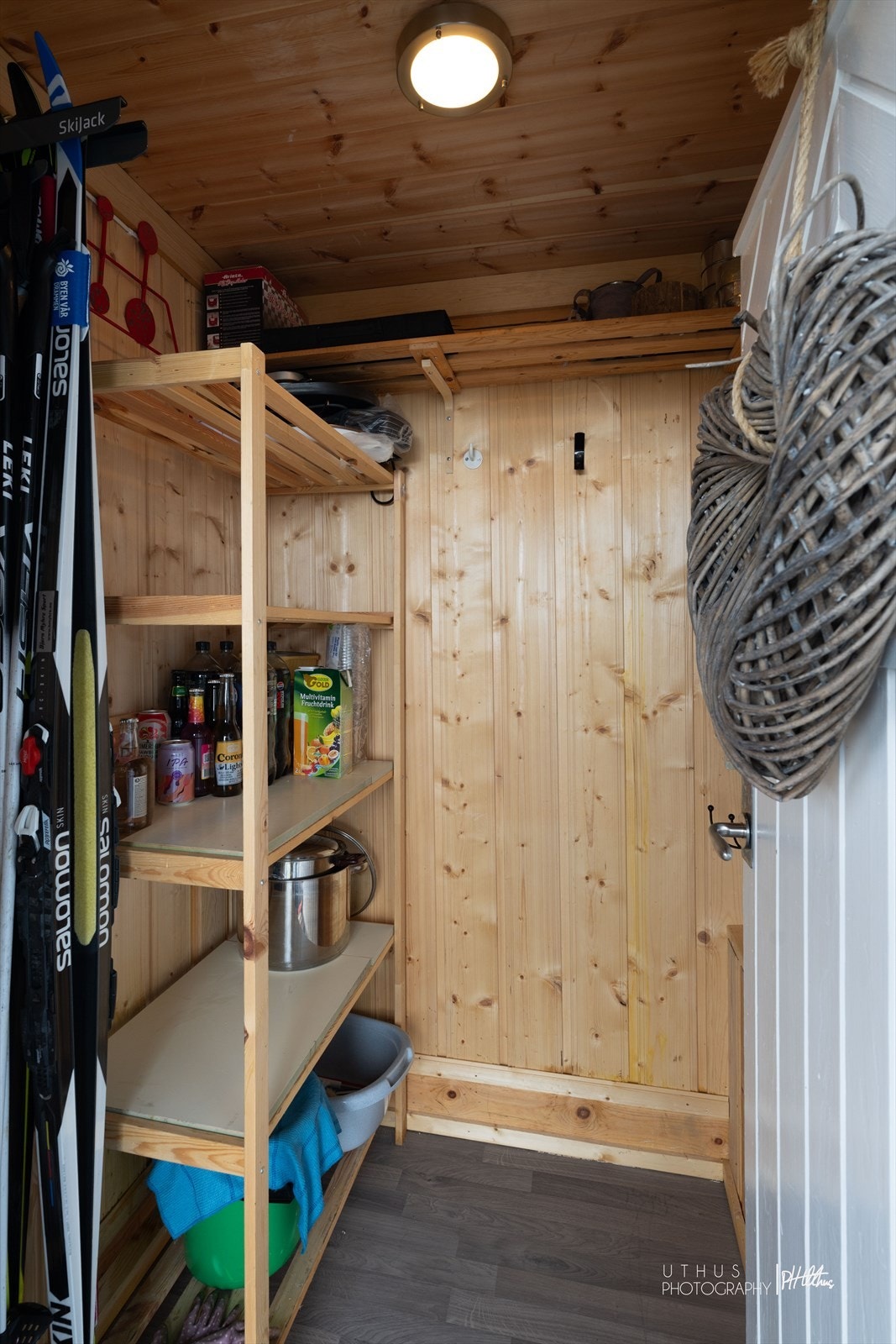 Bod med utvendig inngang (v/inngangsdøra til hytta) Galleribilde