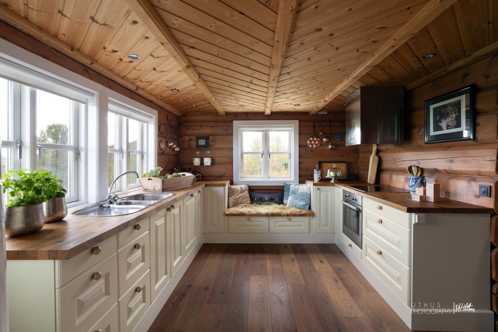 Integrert platetopp, komfyr og oppvaskmaskin, frittstående kjøl-/fryseskap. Galleribilde