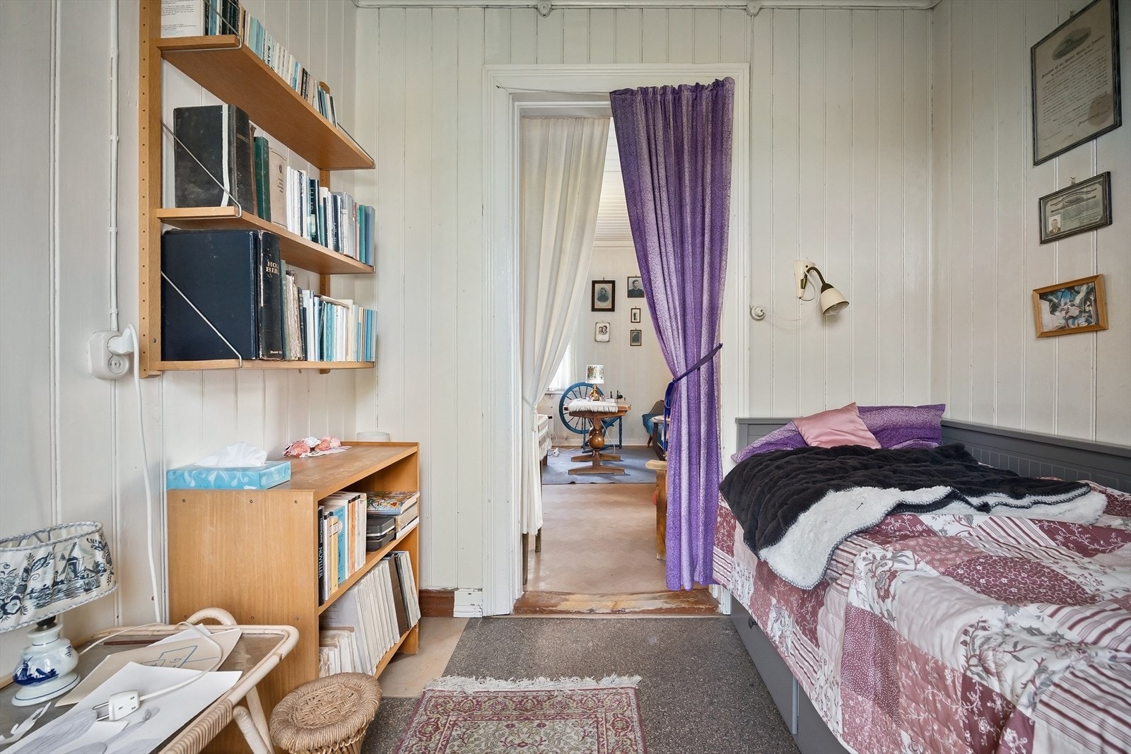 Her får du morgensolen rett inn, og kan starte dagen med den glitrende fjorden Galleribilde