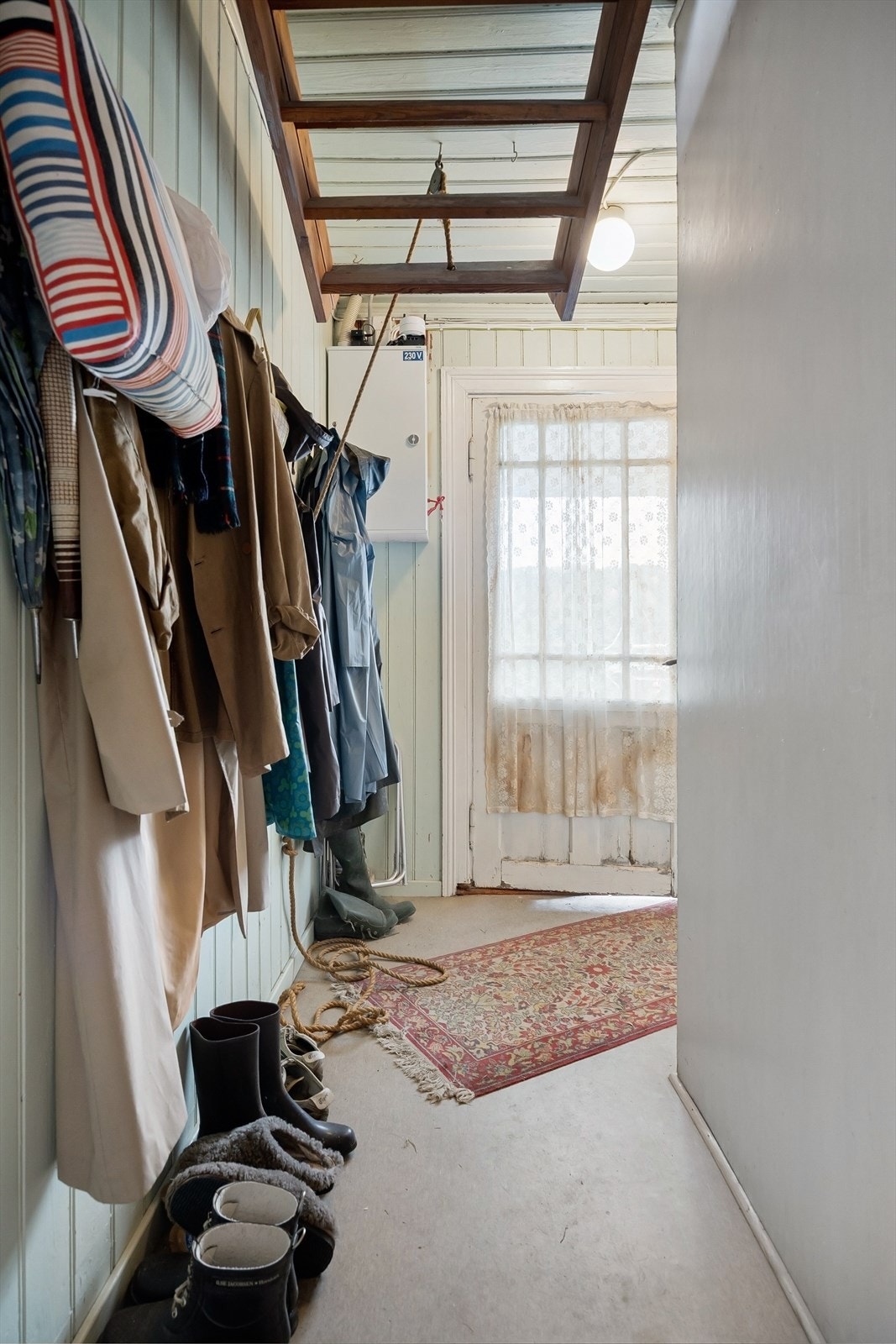 Entréen har rikelig med plass til å henge fra seg yttertøy Galleribilde