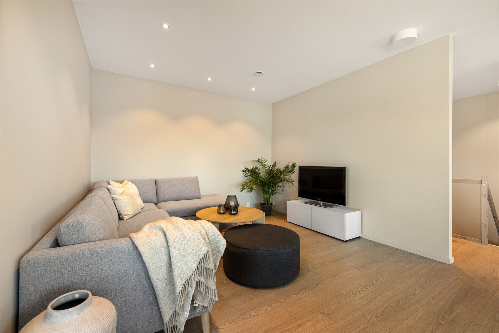 Stuen har en romslig tv-krok som rommer både sofagruppe, og bord. Perfekt for avslapping. Galleribilde