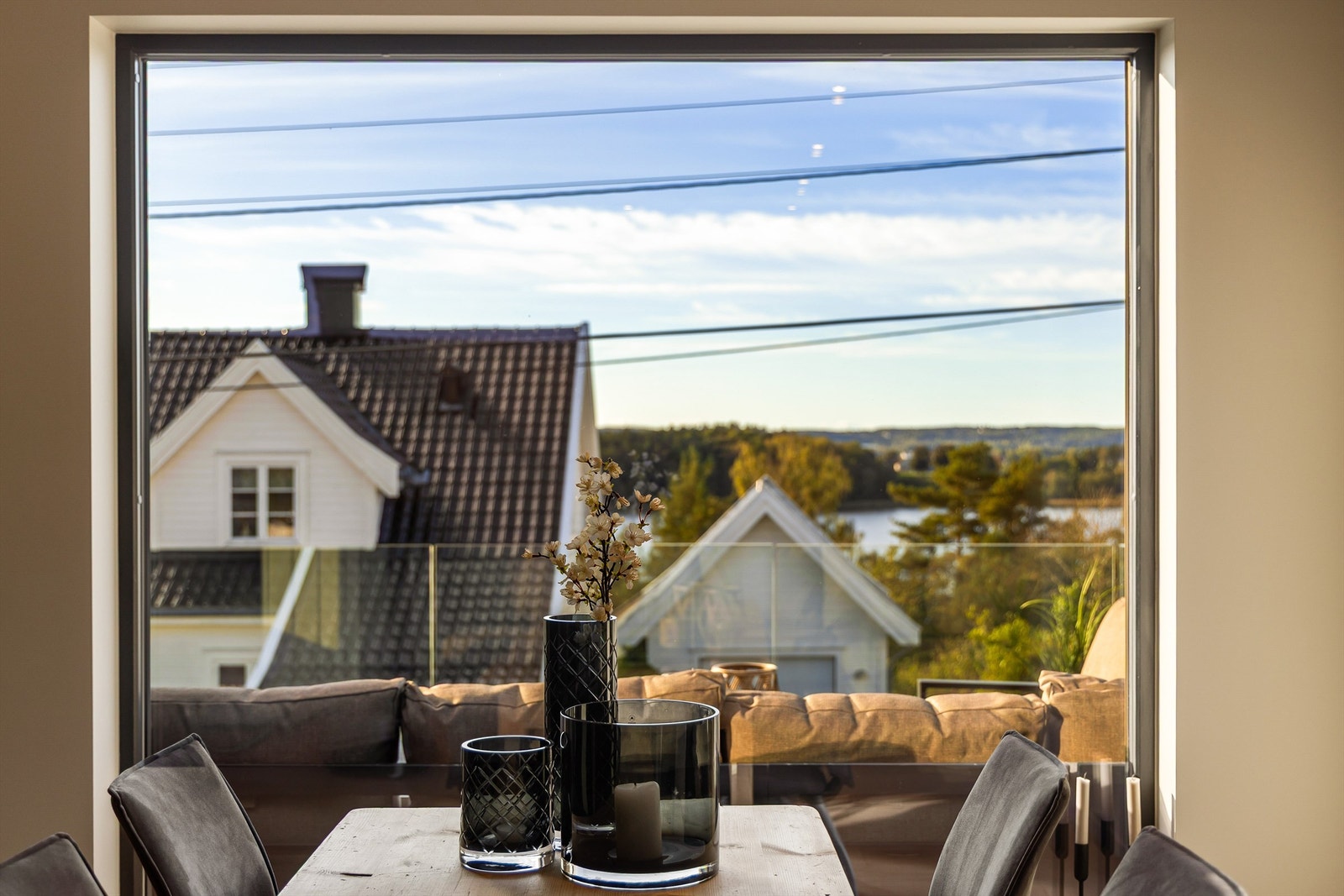 Fra spisegruppen er det vid utsikt mot vannet. Galleribilde