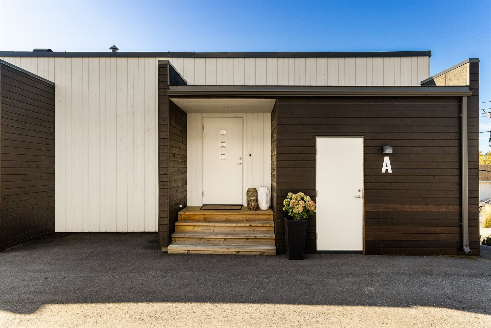 Entréen er overbygget, og kort avstand til en utvendig bod oppmålt til ca. 5,5 kvm. Galleribilde