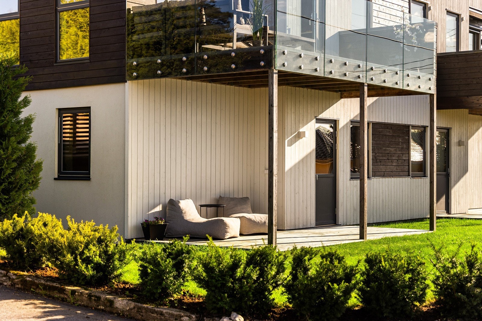 Fra hovedsoverommet er det tilgang til en solrik terrasse med overbygg, og velstelt grøntareal. Galleribilde